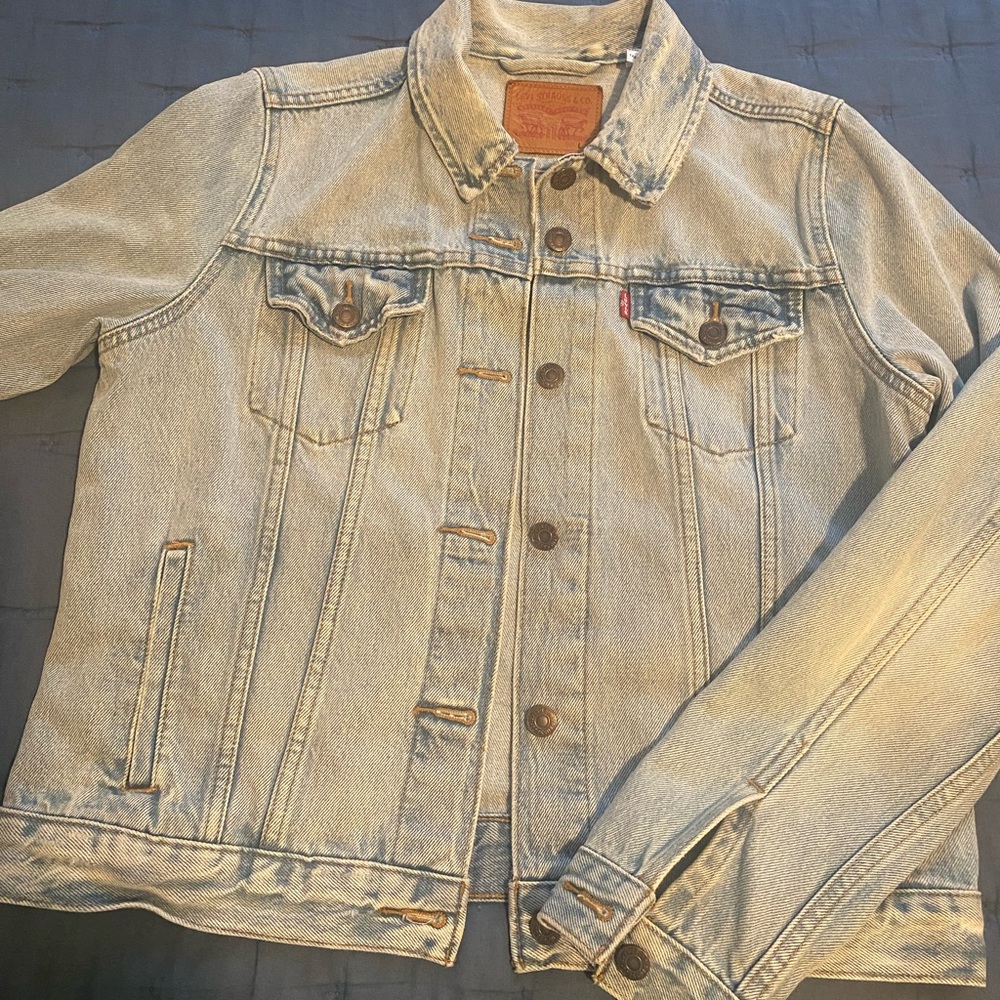 LEVIS jean jacket. 💘 size L